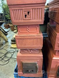 Stufa in terracotta, marca felici, prato