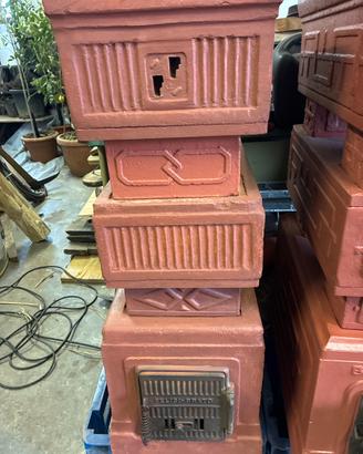 Stufa in terracotta, marca felici, prato