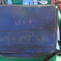 Borsa a bisaccia in pelle nera lavorata