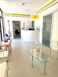 Negozio 4 vetrine e posto auto in Via Serretta