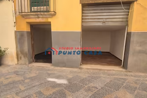 CENTRO STORICO - Via Badia Nuova - N. 2 magazzini