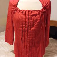 Camicia rossa con scollo particolare