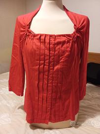 Camicia rossa con scollo particolare