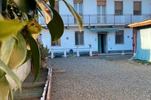 Casa indipendente, con cortile