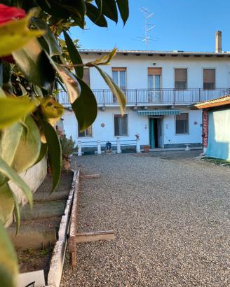 Casa indipendente, con cortile
