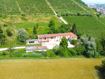 Rustico / Casale di 375 m² con più di 5 locali e b