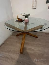 Tavolo di vetro con gambe di legno
