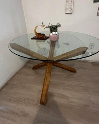 Tavolo di vetro con gambe di legno
