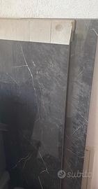 maattoni in gres porcellanati , color nero e bianc