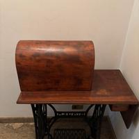 Macchina da cucire SINGER vintage con base legno