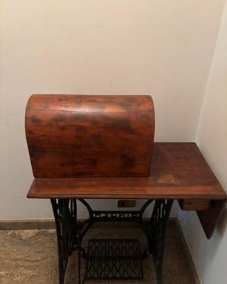 Macchina da cucire SINGER vintage con base legno