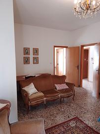 Villetta su due livelli con box auto e giardino