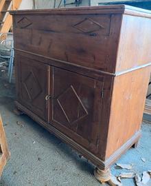 Madia/Credenza