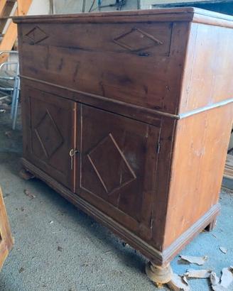 Madia/Credenza