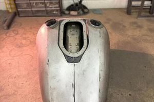 Sissy Bar, Faro Led e Serbatoio Dyna EFI Chopper