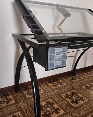 Scrivania in vetro, tecnigrafo