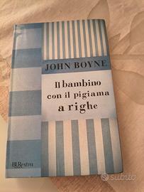 Libro il bambino con il pigiama a righe 