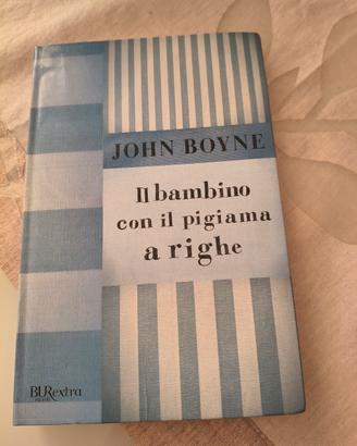 Libro il bambino con il pigiama a righe 