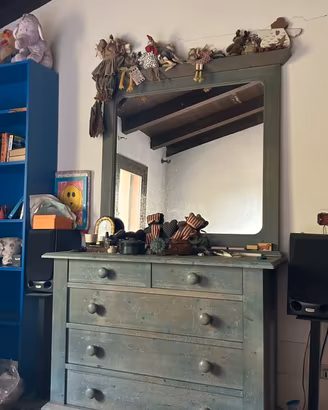 Cassettiera con specchio in legno massello decapé