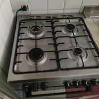 Cucina a gas forno elettrico Semi nuova