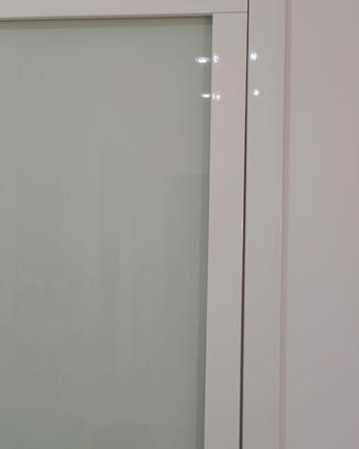 Porta di legno laccato bianco e vetro