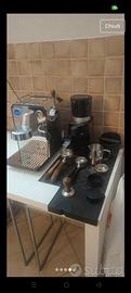 Macchina del caffè con macinacaffè più accessori