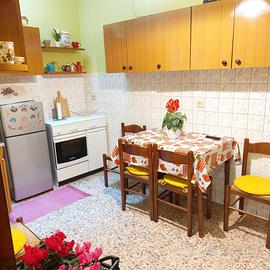 Cucina con elettrodomestici 