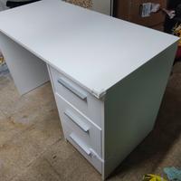 scrivania bianca con tre cassetti 