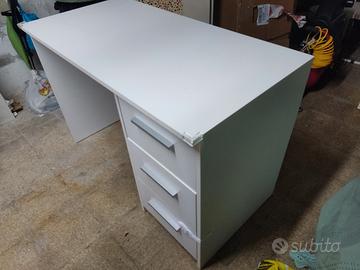 scrivania bianca con tre cassetti 