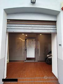 Locale doppia vetrina - centrale alto passaggio