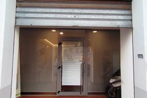 Locale doppia vetrina - centrale alto passaggio