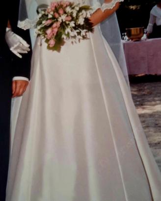 Abito da sposa con coda e perline