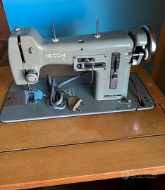 Macchina da cucire Necchi vintage con mobiletto
