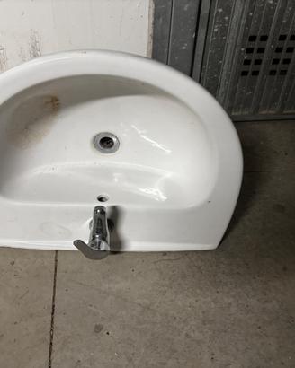 Lavandino bagno sospeso completo di miscelatore