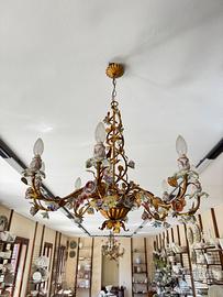 Lampadario ferro battuto e porcellana