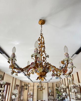 Lampadario ferro battuto e porcellana