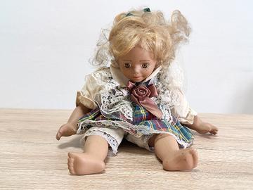Bambola  in porcellana vintage  da collezione 