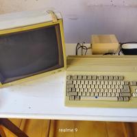 Amiga 500 con schermo, giochi e controller