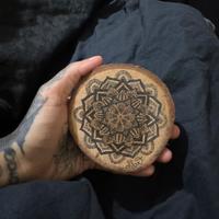 Decorazione in legno disegnata a mano con mandala