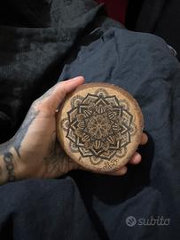Decorazione in legno disegnata a mano con mandala