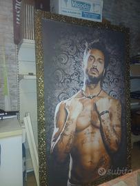 cornice dorata con figura 