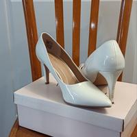 Scarpe décolleté color panna con strass Anna Field