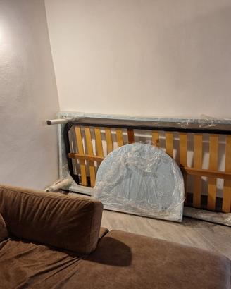 Letto azzurro con spalliera e materasso e rete