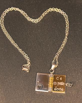 Collana con ciondolo a libro