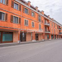 NEGOZIO IN CENTRO CON DOPPIO INGRESSO