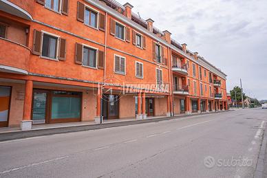 NEGOZIO IN CENTRO CON DOPPIO INGRESSO