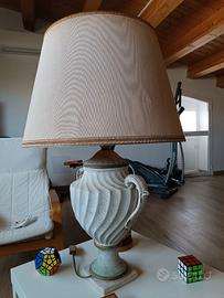 Lampada da tavolo (Con o senza paralume).