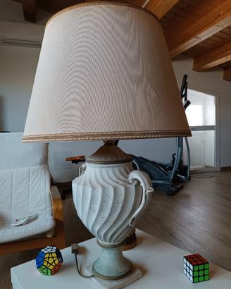 Lampada da tavolo (Con o senza paralume).