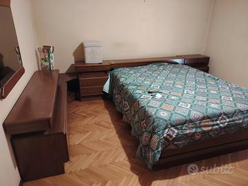 letto  matrimoniale con giroletto comò e comodini 