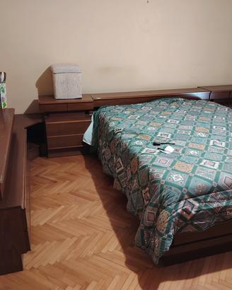 letto  matrimoniale con giroletto comò e comodini 